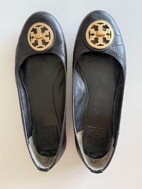 Tory Burch black leather ballet flats with gold logo medallion Size 7.5